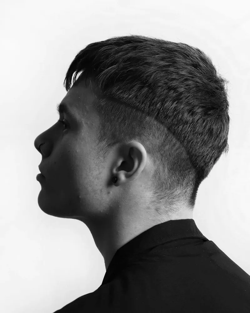 Adam i profil, svartvitt porträtt